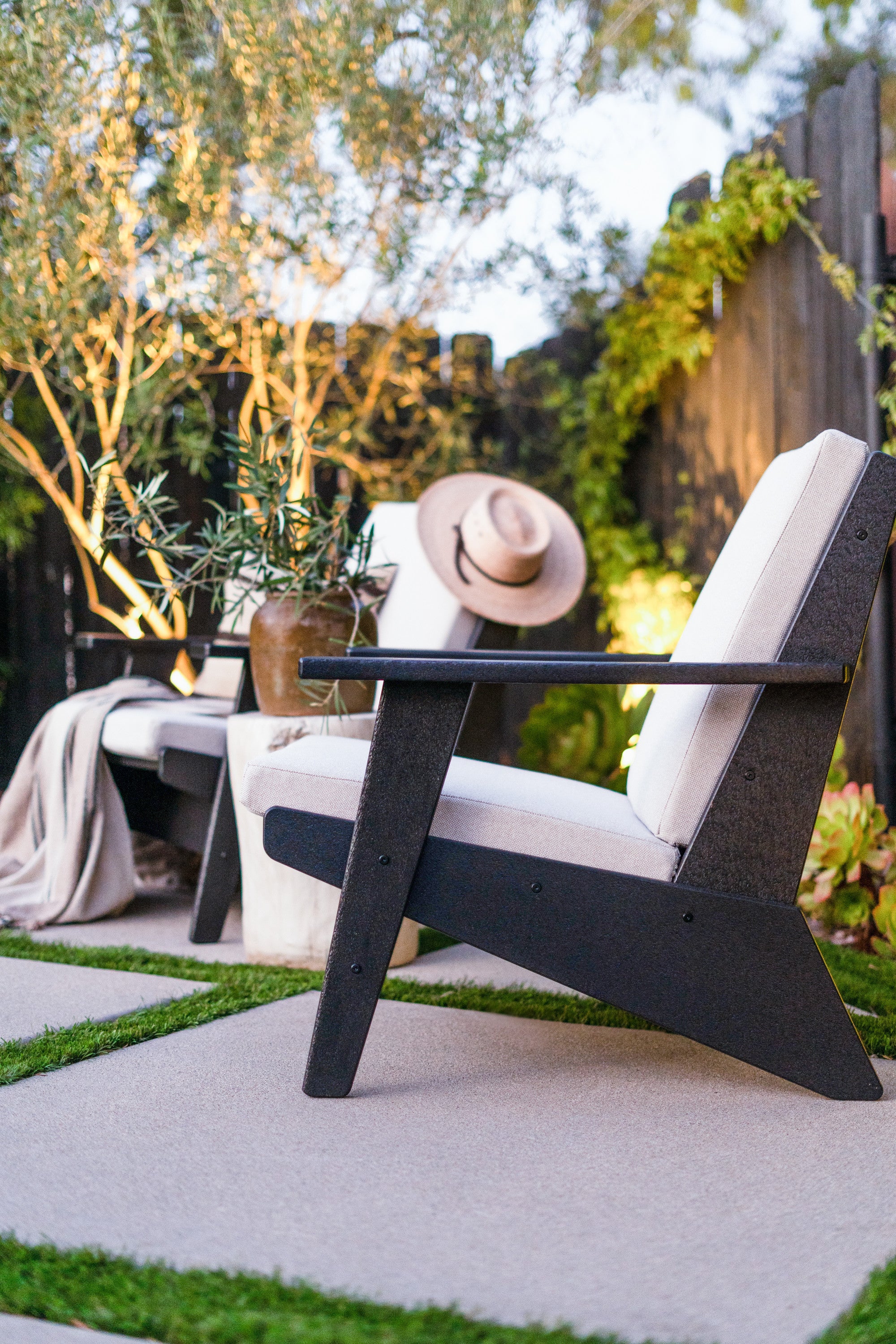 Riviera Modern Lounge Chair - Image 3